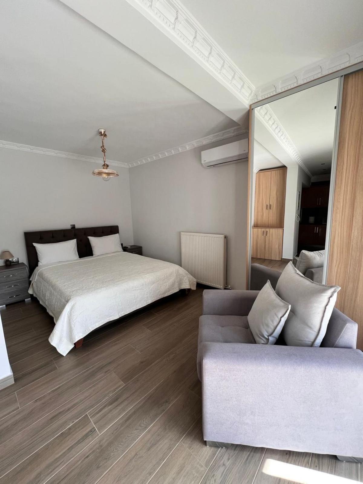 Kontis' Deluxe Furnished Apartment Loutráki Exteriör bild
